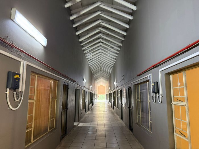 Townhouse for Sale in Florida: Secure parking, 24-hour security, walk to amenities.