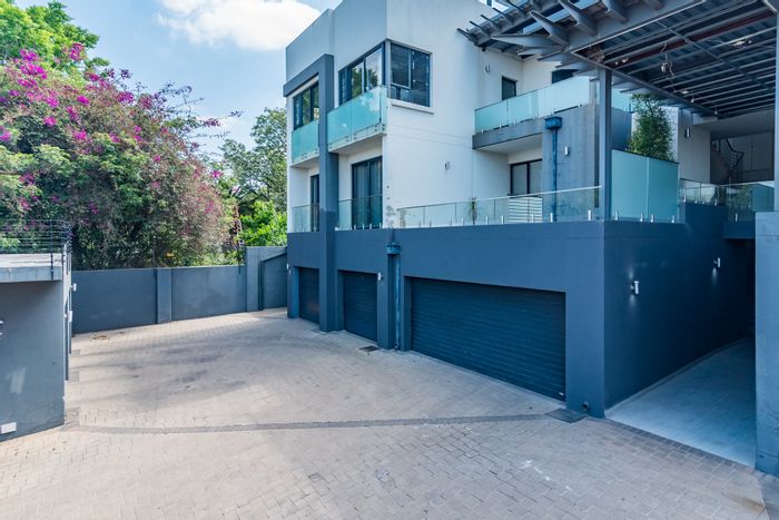 Bryanston Townhouse For Sale: 2 beds, pool, gym, clubhouse, secure complex.