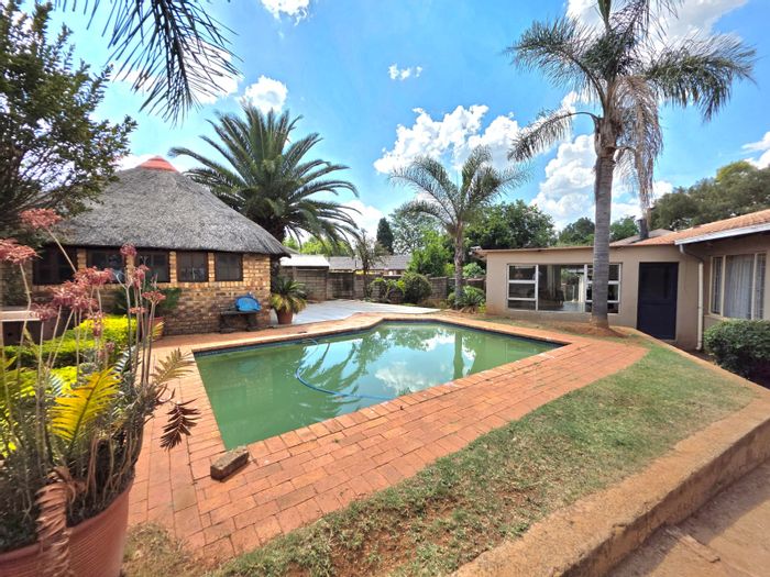 Heuweloord House For Sale: 5 bedrooms, pool, entertainment area, double garage.