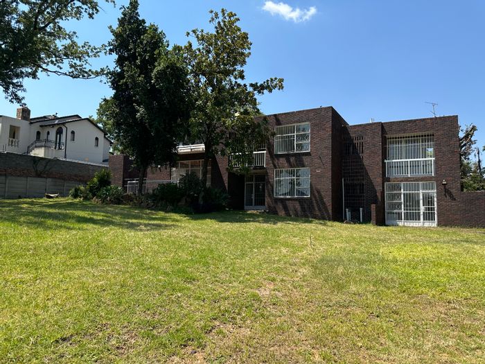 Morningside House To Rent: Spacious home, garden, secure parking, near amenities.