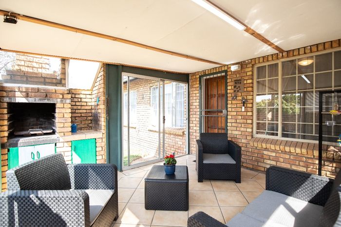 Amberfield Townhouse For Sale: 2 beds, garage, patio, secure estate, playground.