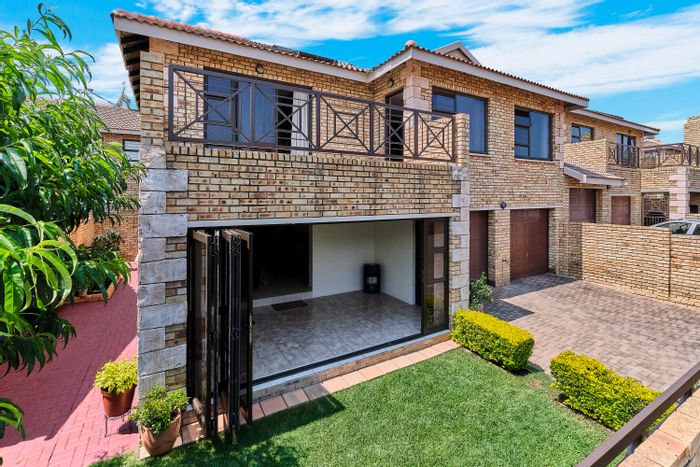 Honeydew Manor Townhouse For Sale: 4 beds, pool, garden, solar power, secure complex.