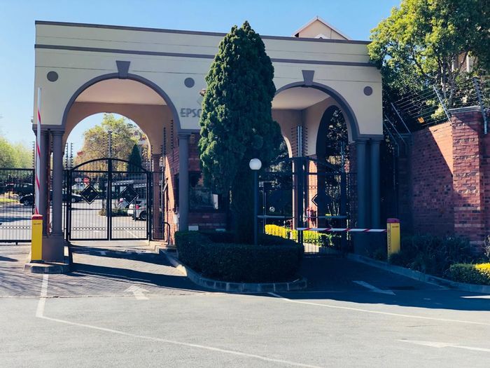 Bryanston Apartment To Rent: 2-bed loft, balconies, pool, clubhouse, near schools and shops.