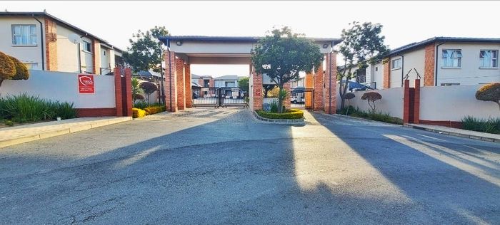 For Sale: 3-Bedroom Apartment in Noordwyk with Pool, Security, and Inverter System.