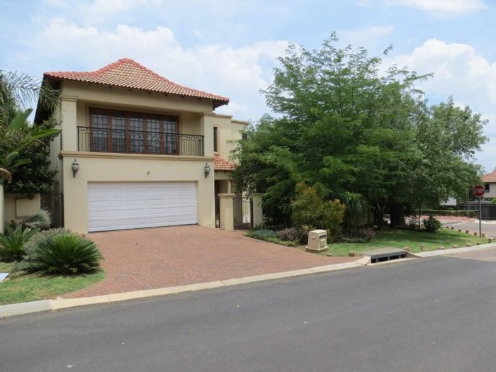 For Sale: House in Greenstone Hill with garden, patio, and study room.