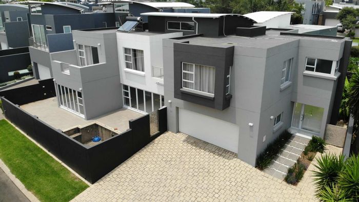 Modern House for Sale in Greenstone Hill with Pool, Garden, and Spacious Rooms