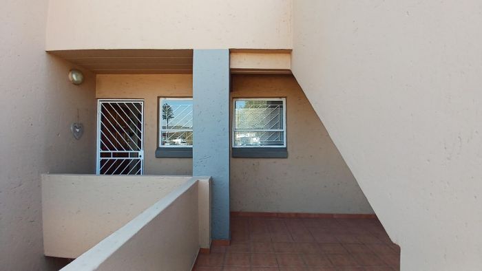 Randhart Townhouse To Rent: 2 beds, pool, braai area, secure parking.
