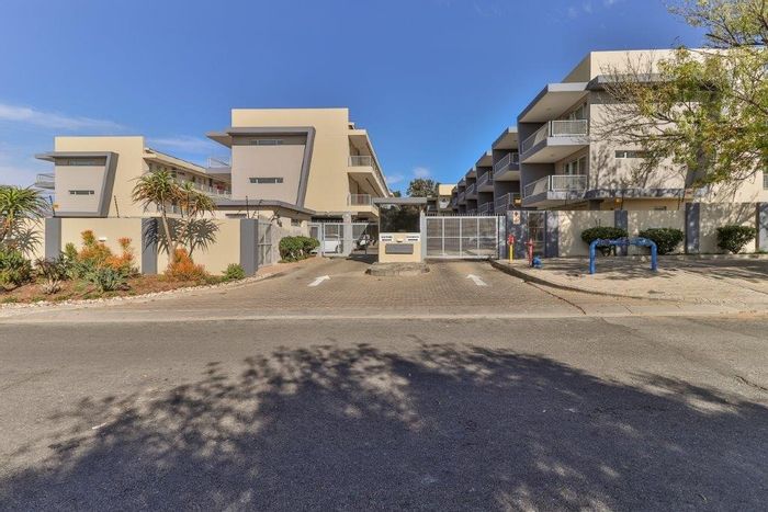 Lambton Townhouse For Sale: 2 beds, pool, security, close to schools and shops.