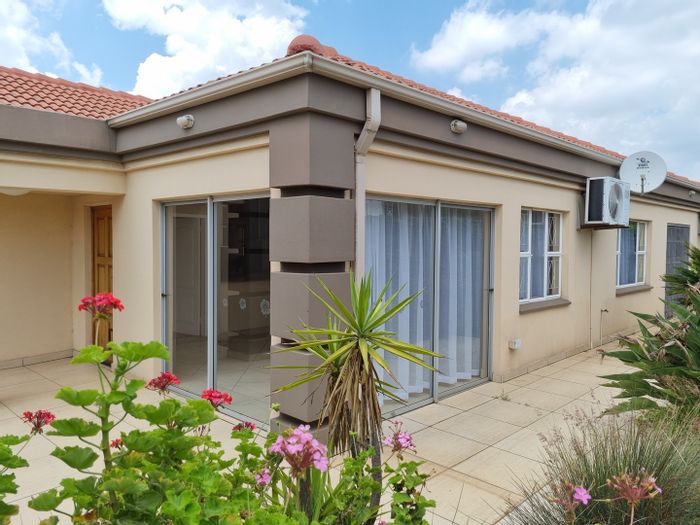House for Sale in Vanderbijlpark Sw 1: 2 beds, frail care, double garage.