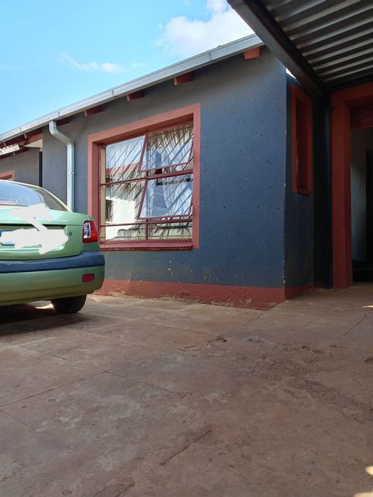 House for Sale in Orange Farm: 2 bedrooms, study room, close to amenities.