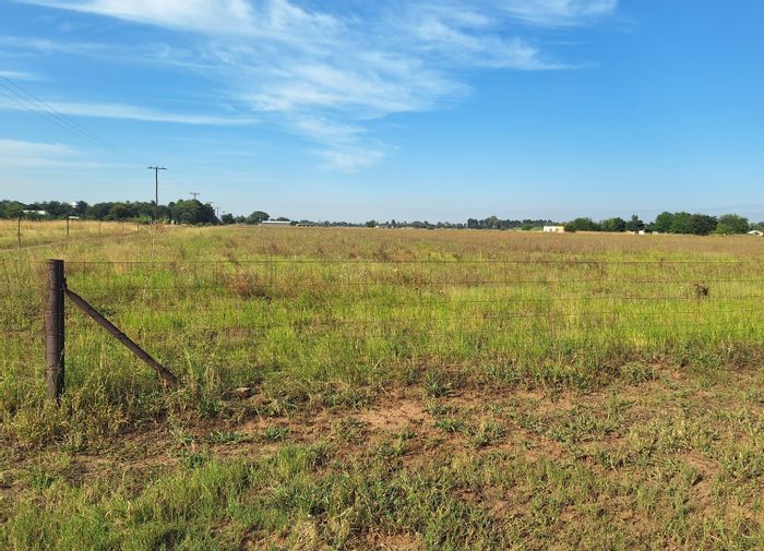 Vaalview For Sale: 2.2ha vacant land, ideal for planting, utilities nearby.