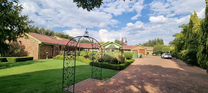 For Sale: 6 Bedroom House with pool, flatlet, workshop in Meyerton Ext 6.