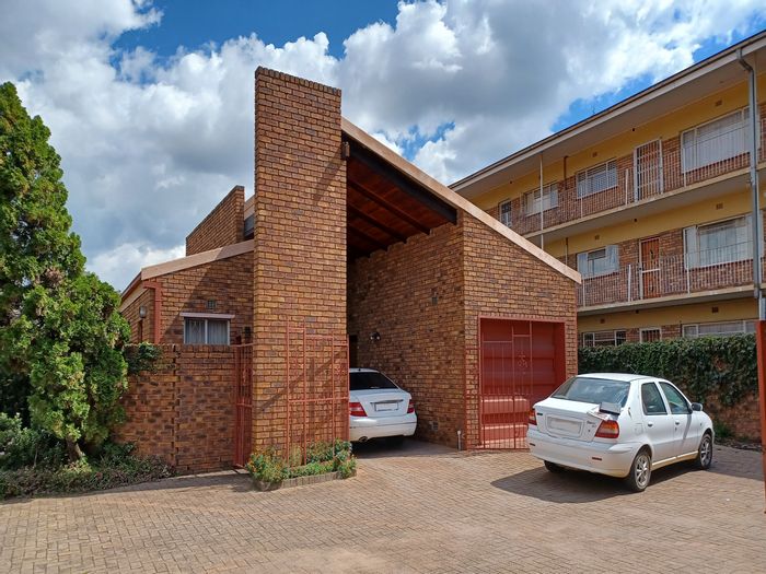 For Sale: 3-Bedroom Apartment in Vanderbijlpark CW 3 with garage and garden.
