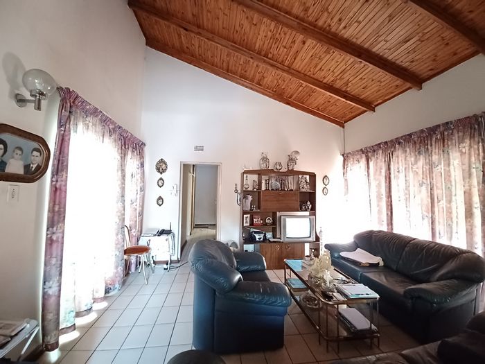 For Sale: 3-Bedroom Apartment in Vanderbijlpark CW 3 with garage and garden.