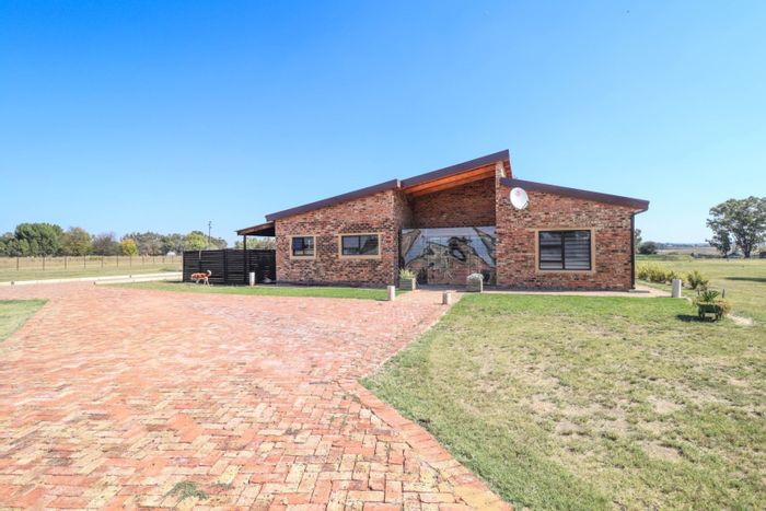 Kaalplaats East Small Holding For Sale: Off-grid living, solar power, entertainment area.