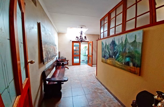 Vanderbijlpark Central House For Sale: 5 beds, flat, garage, garden, security features.