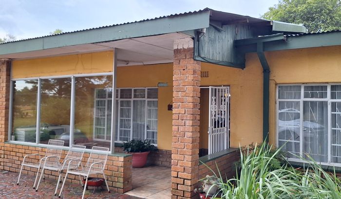 For Sale: Vaalview Small Holding with 4 beds, store, borehole, and fenced camps.