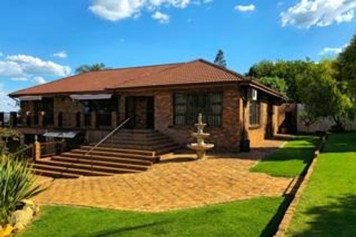 For Sale: House in Kibler Park with pool, cottage, and spacious garage.
