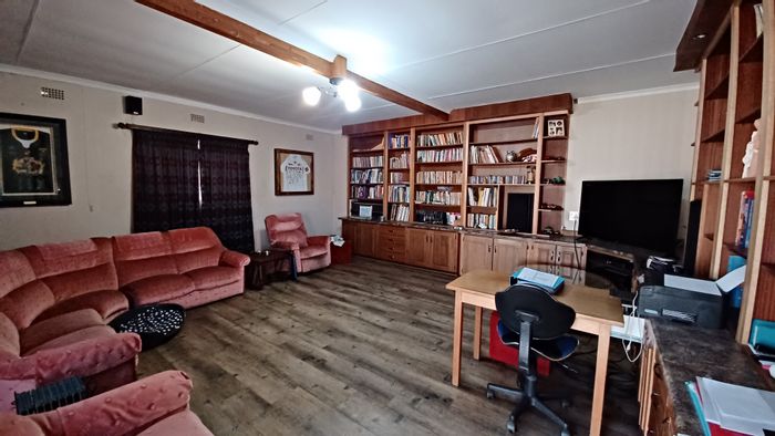 For Sale: Spacious Vanderbijlpark SE 2 house with pool, bar, and garage for six.