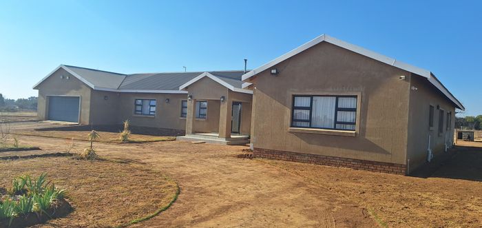 Vongeusopark Small Holding For Sale: 4 beds, borehole, lapa, chicken coop.