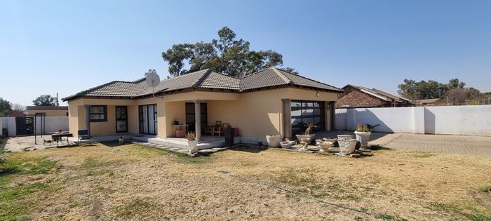 For Sale: Riversdale House with 4 Bedrooms, Dual Living Spaces, and Double Garage.