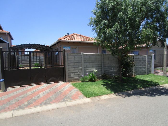 Three-bedroom house for sale in Leopard's Rest Security Estate with carport and park access.