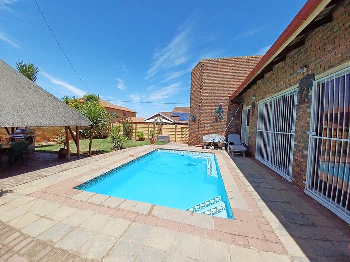 For Sale: House in Vanderbijlpark SE 4 with pool, lapa, and study.