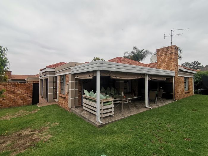 For Sale: Cluster home in New Market Park with 3 beds, garage, and garden.