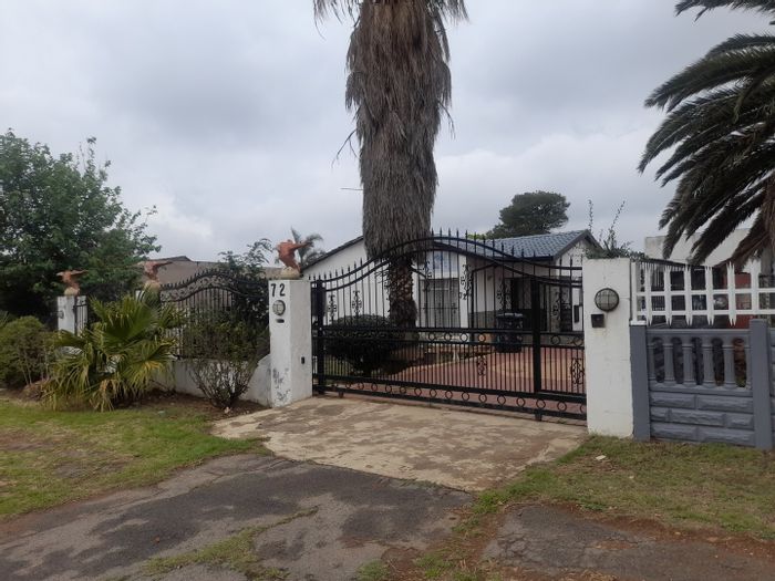 For Sale: House in Roseacre with pool, flatlet, garage, and spacious yard.