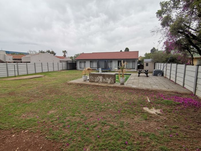 House For Sale in Mayberry Park: 3 Bedrooms, Pool, Carport, Spacious Garden.