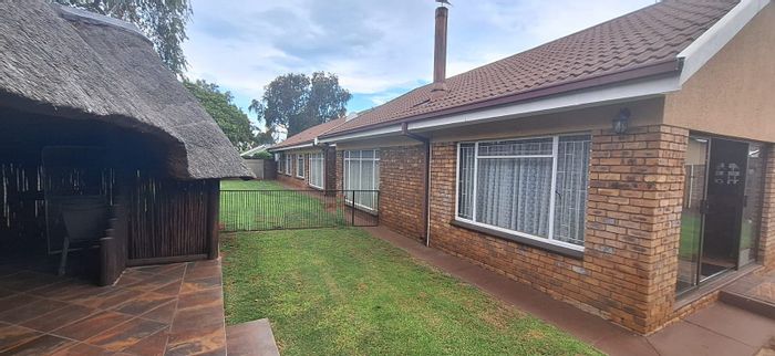 For Sale: Spacious Vanderbijlpark SE 2 house with pool, garden, and separate apartment.