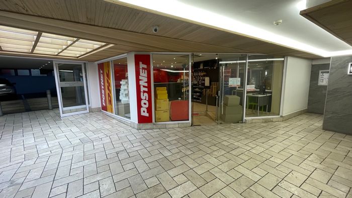 Retail space to rent in Camps Bay, 77m2, high foot traffic location.