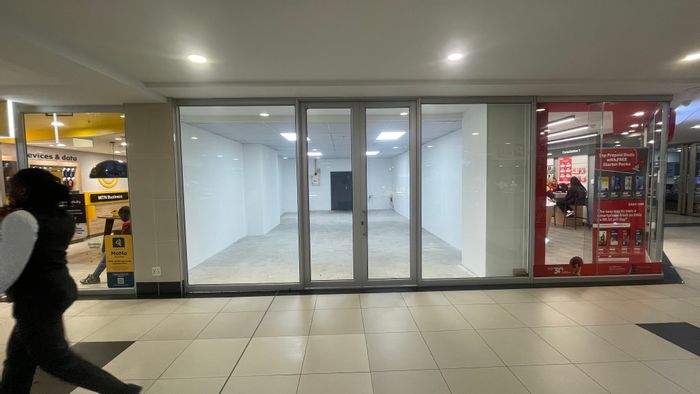 Retail space to rent in Cape Town City Centre, 68m2, high foot traffic.