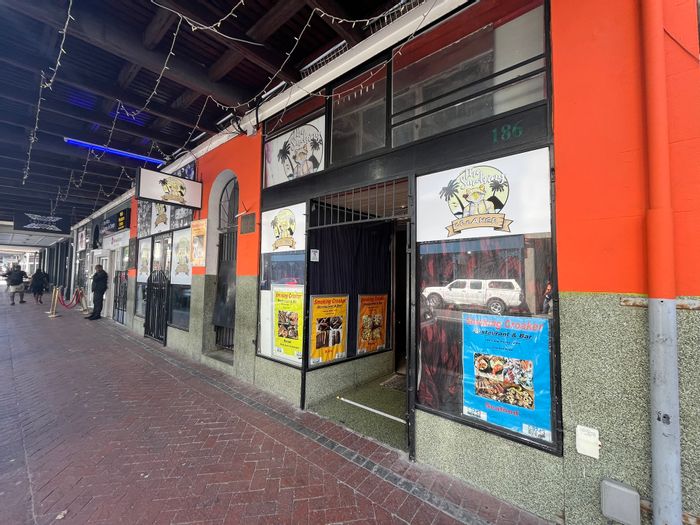 Retail space to rent in Cape Town City Centre with bar counter and courtyard.