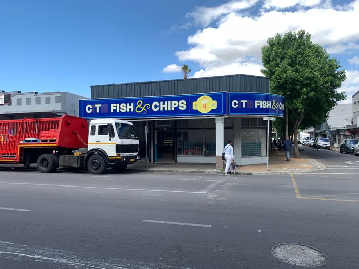 Retail unit in Claremont Main Road to rent, equipped for restaurant operations.