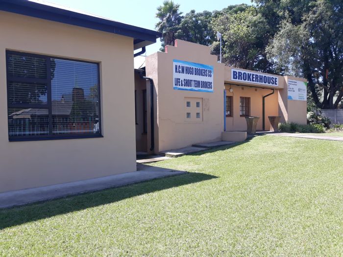 Office For Sale in Newcastle Central: High visibility, ample parking, 1350 m² land.