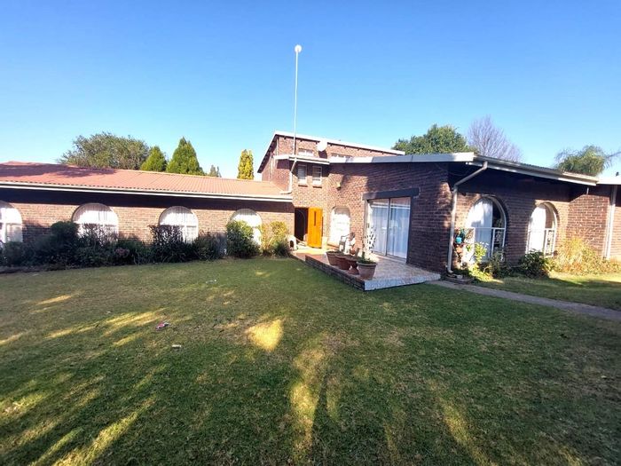 Aviary Hill House For Sale: 3 bedrooms, pool, garden, study, double garage.