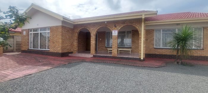 Versatile Lennoxton house with 3 bedrooms and 3 granny flats for sale.