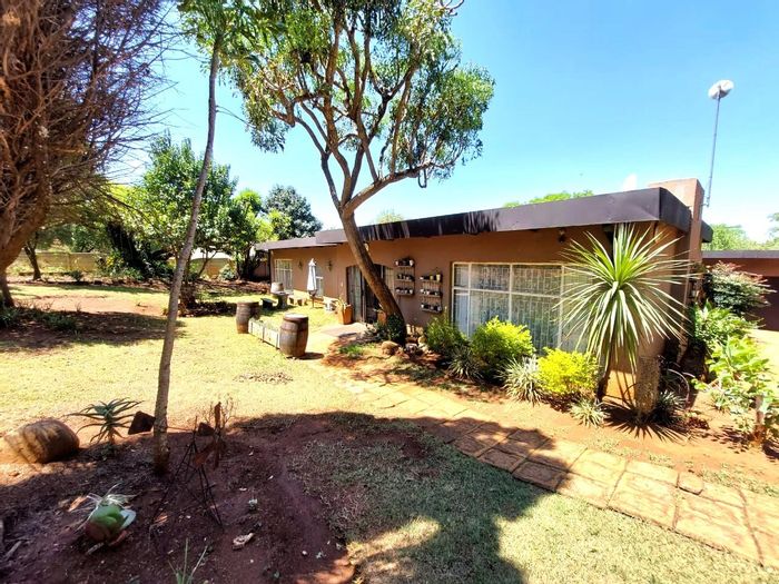 4-Bedroom House For Sale in Sunnyridge with Spacious Living and Dining Areas.