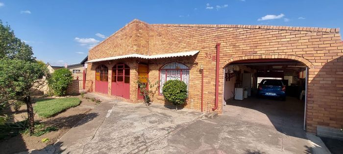 Lennoxton House For Sale: 3 bedrooms, drive-through garage, outdoor bathroom, secure yard.