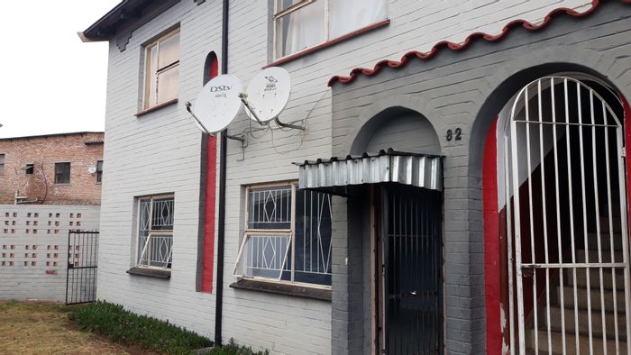 Two-bedroom flat in Paradise with carport, courtyard, and renovated kitchen for sale.