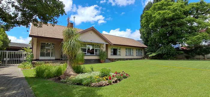 For Sale: House in Arborpark with pool, generator, borehole, and spacious parking.