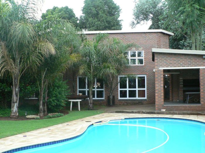 Huttenheights House For Sale: 3 homes, pool, entertainment area, great investment.