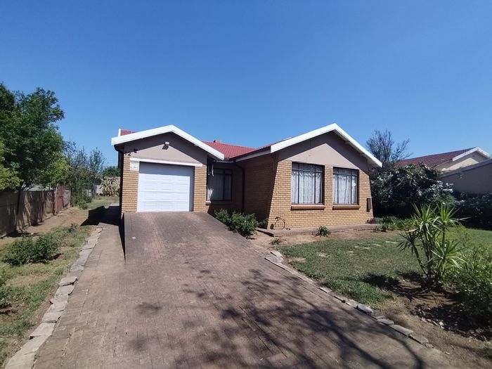 3 Bedroom House in Paradise For Sale: Spacious layout, garage, study, and large yard.