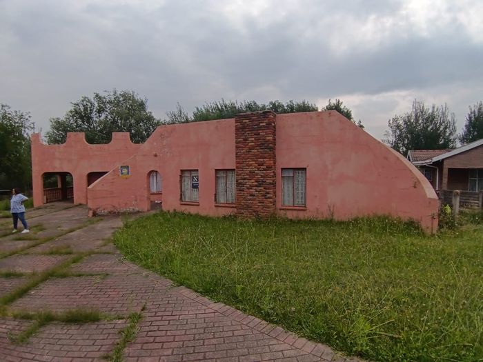 Lennoxton House For Sale: 3 beds, 2 baths, spacious yard, single garage.