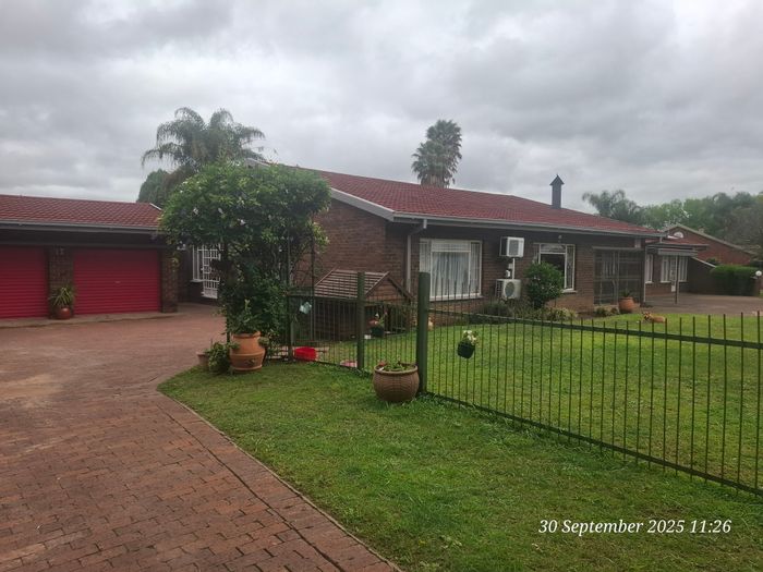 Aviary Hill House For Sale: 5 beds, pool, storeroom, security, and fibre internet.