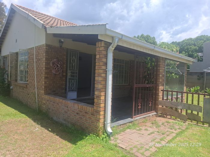 Cottage To Rent in Pioneer Park: 2 Bedrooms, Pet-Friendly, Double Carport.