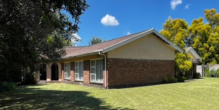 Arborpark House For Sale: 3 bedrooms, pool, spacious yard, close to amenities.