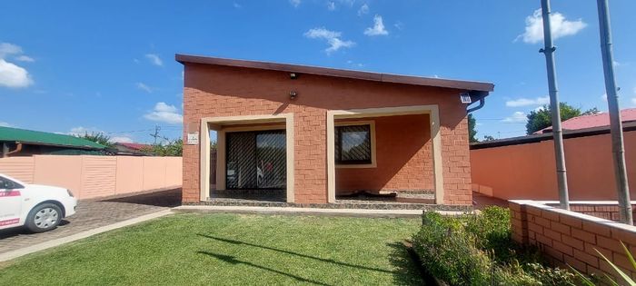 Fernwood House For Sale: Open layout, gourmet kitchen, tranquil outdoor space, 3 bedrooms.