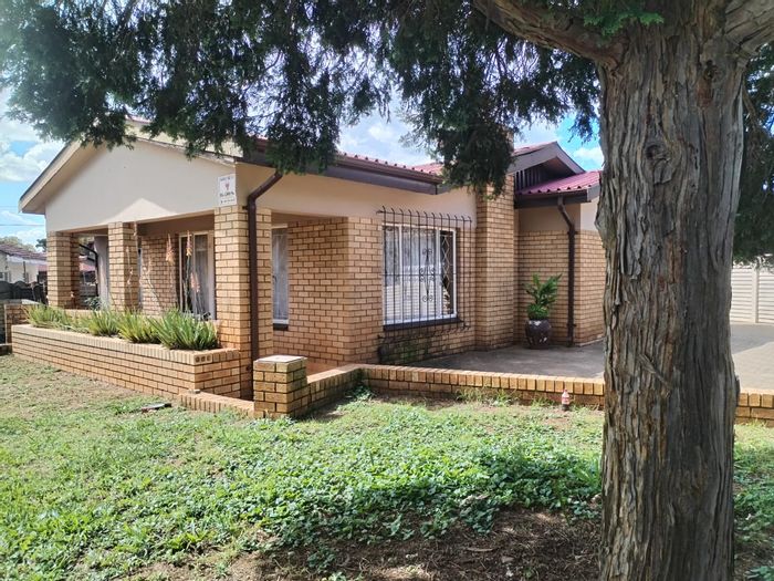 Richview House For Sale: 3 bedrooms, study, garage, outdoor space, family-friendly area.